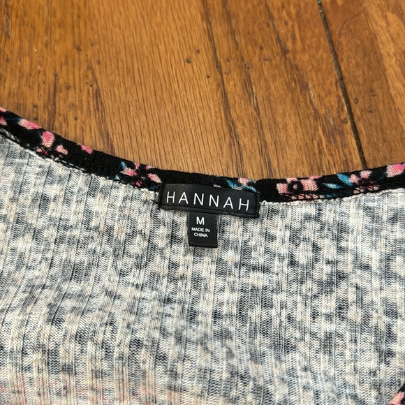 Women’s size medium. In great condition. Cold shoulder and ties in front. - Picture 3 of 4